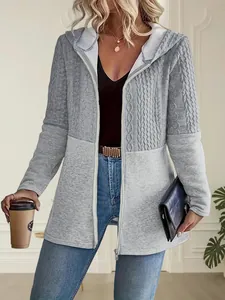 Detailansicht der grauen Damen-Kapuzenjacke mit Zopfmuster und Color-Blocking-Stil.