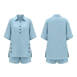 Vorder- und Rückansicht des hellblauen zweiteiligen Leinen-Sets aus Hemd und Shorts