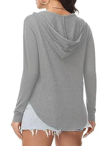 Detail achteraanzicht van een grijs T-shirt met lange mouwen en capuchon voor dames, casual fit.