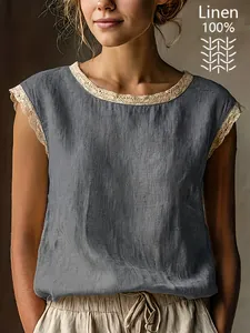 Primo piano di camicia in lino senza maniche con pizzo e trama di tessuto naturale
