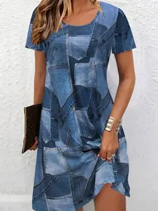 Vue détaillée d'une robe d'été ajustée avec un motif de patchwork en denim bleu décontracté
