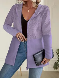 Nahaufnahme der lila Damen-Kapuzenjacke mit modischem Strick-Patchwork und Reißverschluss