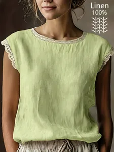 Primo piano di camicetta verde chiaro 100% lino con dettaglio in pizzo bianco sullo scollo