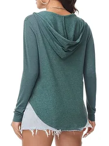 Gedetailleerd achteraanzicht van een donkergroen dames T-shirt met capuchon en mouwen
