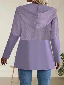 Rückansicht einer lila Kapuzenjacke für Damen mit eleganten Zopfstrick-Patchwork-Details