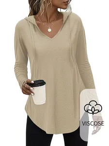 Detailweergave van een kaki dames-t-shirt met capuchon van zachte viscose stof