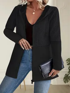 Schicke schwarze Kapuzenjacke für Damen mit Wellenmuster und Reißverschluss-Design.