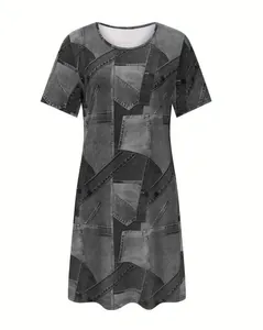 Détail de l'imprimé patchwork en jean gris sur une robe d'été décontractée courte