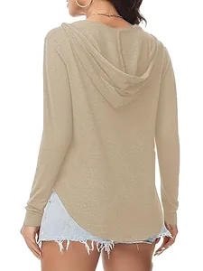 Achteraanzicht van een casual beige T-shirt met lange mouwen en capuchon voor dames
