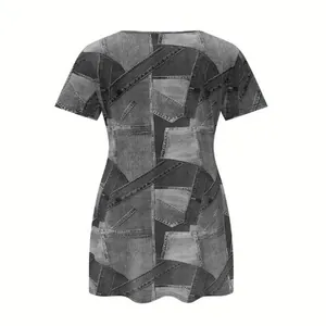 Vue arrière d'une robe d'été ajustée avec un motif imprimé en patchwork de denim gris