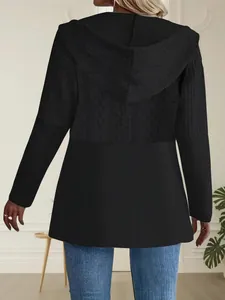 Detaillierte Rückansicht einer schwarzen Damen-Kapuzenjacke mit Rippen-Spleiß-Muster