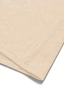 Macrodetail van gekreukte beige stof voor herfst t-shirt met lange mouwen