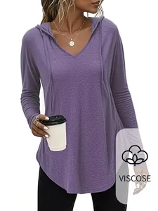 Gedetailleerd vooraanzicht van een paars dames T-shirt met capuchon van viscose stof