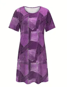 Vue détaillée d'une robe violette avec imprimé patchwork denim et col rond