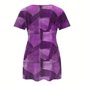 Vue arrière d'une mini-robe moulante violette avec imprimé patchwork en denim