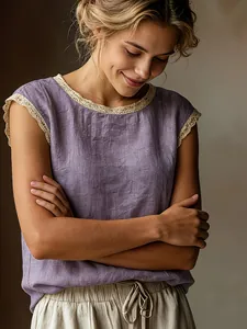 Dettaglio della camicia in lino viola con delicato bordo in pizzo sullo scollo tondo.
