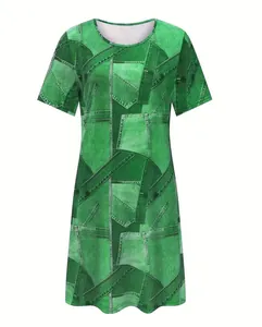 Détail d'une robe verte à manches courtes avec un imprimé de poches en jean original