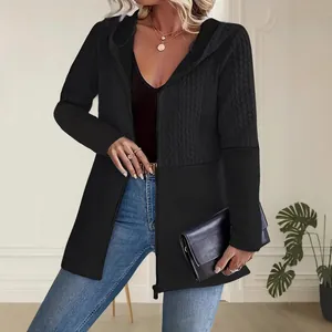 Damenjacke mit Kapuze in Schwarz, Wellenmuster-Patchwork, lockere Passform für Winter.