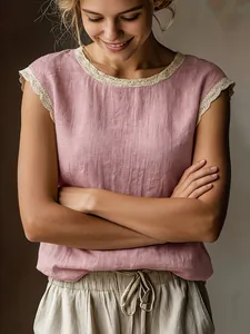 Dettaglio di camicia smanicata in cotone e lino rosa con rifiniture in pizzo fine.