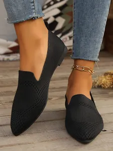 Détail de ballerines noires en maille à bout pointu sur un modèle avec chevillère