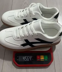 Détail du poids des baskets blanches style German Army Trainer pour femmes sur une balance