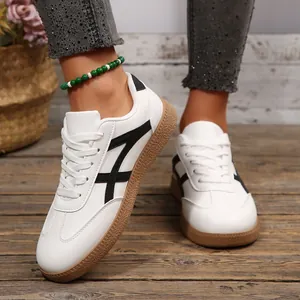 Gros plan sur des baskets d'entraînement de l'armée allemande en cuir blanc pour femmes