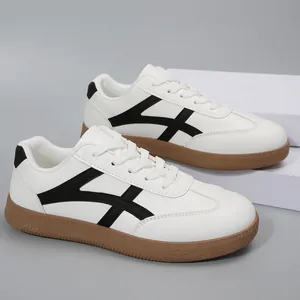 Vue latérale de baskets blanches pour femmes avec semelle gomme et motif croix
