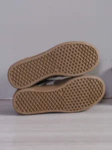 Vue détaillée de la semelle en caoutchouc gaufré antidérapante des baskets de loisirs