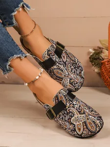 Vue latérale de sabots à motif cachemire avec brides à boucles noires réglables