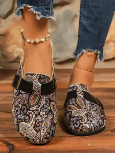 Sabots à imprimé paisley avec doublure en fourrure chaude et boucle métallique