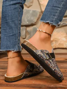 Vue détaillée de mules imprimées bohèmes avec bride à boucle sur le pied d'un mannequin