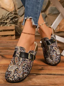 Vue détaillée de sabots à motif paisley pour femmes avec doublure en fourrure et boucle