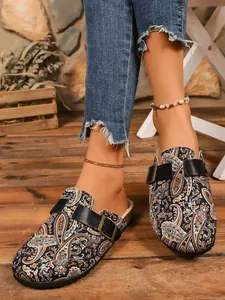 Mules fermées à motif cachemire avec boucle dans un cadre de vie rustique et chaleureux