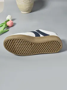 Vue détaillée de baskets à semelle épaisse pour femmes avec une semelle antidérapante