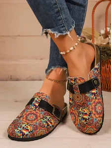 Gros plan sur des sabots imprimés de style bohème avec motifs mandalas géométriques.