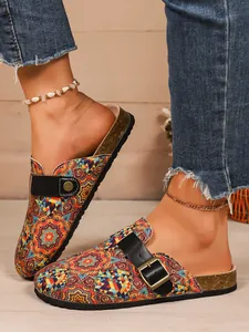 Vue détaillée de sabots plats à motifs ethniques avec semelles en liège et boucle