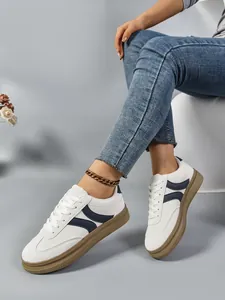 Baskets compensées blanches pour femmes avec rayures bleu marine et semelle gomme