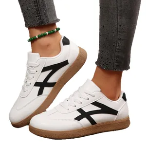 Baskets blanches pour femmes style rétro avec rayures noires et semelle en gomme