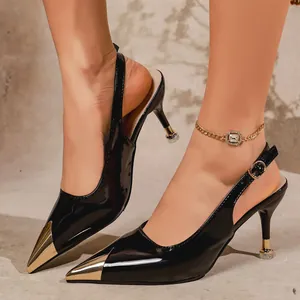 Eleganti décolleté slingback in vernice nera lucida con una punta in metallo dorato