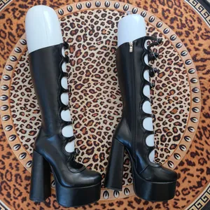 Μαύρες goth punk μπότες με πλατφόρμα μέχρι το γόνατο και πλαϊνές αγκράφες και τακούνι
