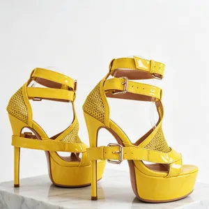 Sexy gelbe Plateau-Stilettos aus Lackleder mit Netzriemen und Schnallendetails für Damen