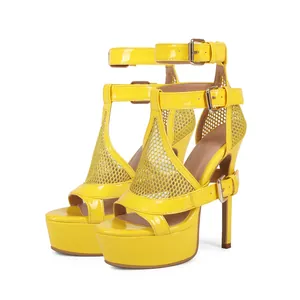 Leuchtend gelbe Plateau-Stilettos mit Mesh-Einsätzen und Knöchelriemen.