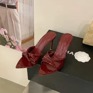 Κομψά μπορντό λουστρίνι mules με μυτερή μύτη και λεπτομέρεια με στριφτό λουράκι