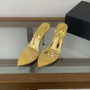 Dettaglio di sabot dorati a punta con cinturino trasparente e tacco a spillo elegante