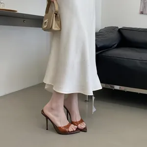 Eleganti sabot marroni trasparenti con tacco a spillo per donna in ambiente interno