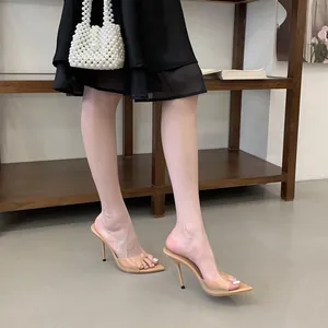 Eleganti sabot a punta color nudo con cinturini trasparenti e tacchi a spillo