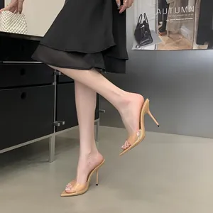 Eleganti sabot a spillo a punta trasparenti con suola beige per la moda estiva