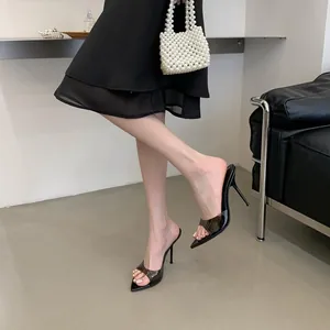 Eleganti sabot a spillo trasparenti fumé con punta affilata per donna.