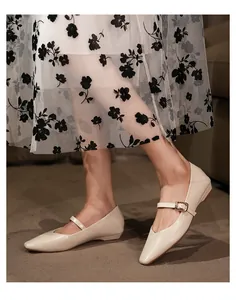 Elegante französische Vintage Mary Jane Ballerinas mit Schnallenriemen in Beige-Optik