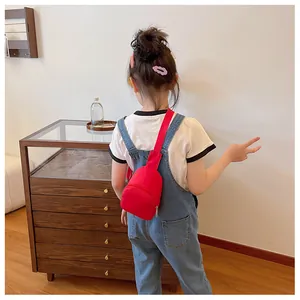 Vue arrière d'un sac de poitrine en nylon rouge léger pour enfant dans une maison